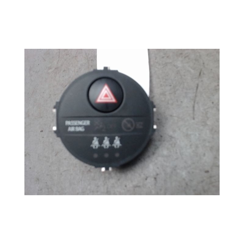 BOUTON DE WARNING TOYOTA YARIS