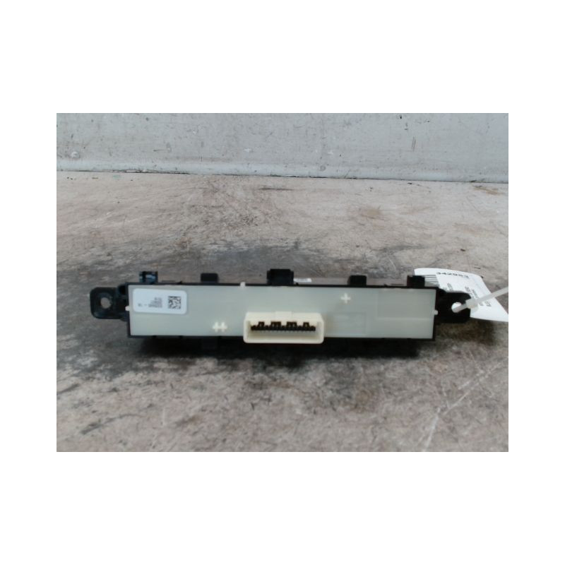 BOUTON DE WARNING DACIA SANDERO 2008-
