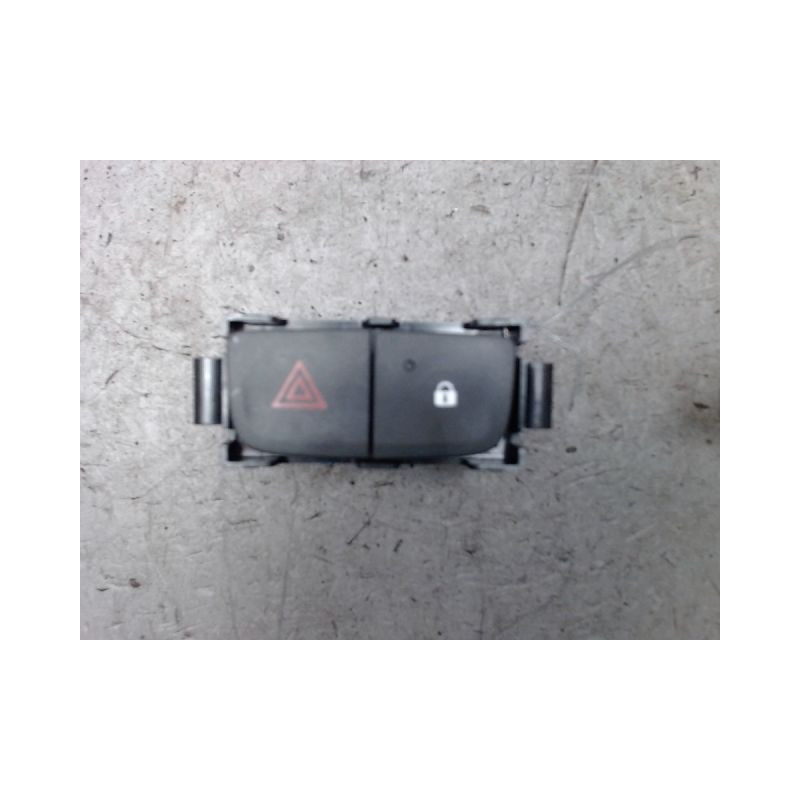 BOUTON DE WARNING NISSAN NV300