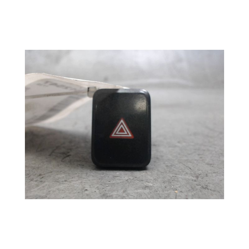 BOUTON DE WARNING TOYOTA AURIS