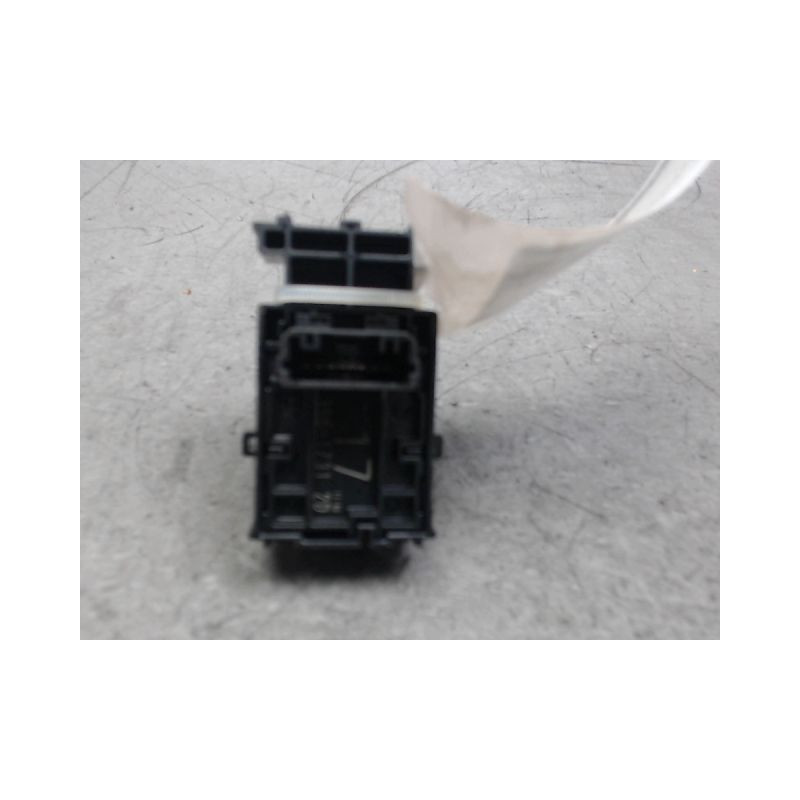 COMMANDE LEVE-GLACE PORTE AVD TOYOTA YARIS CRO