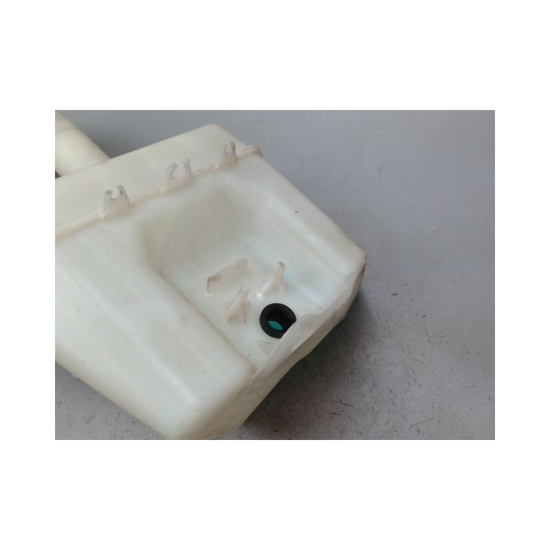 RESERVOIR LAVE-GLACE AVANT HYUNDAI TUCSON BREAK I 2004-2010