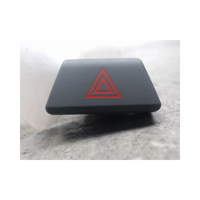 BOUTON DE WARNING NISSAN JUKE