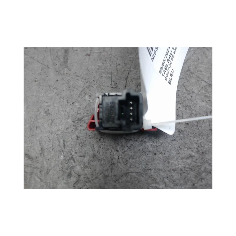 BOUTON DE WARNING NISSAN JUKE