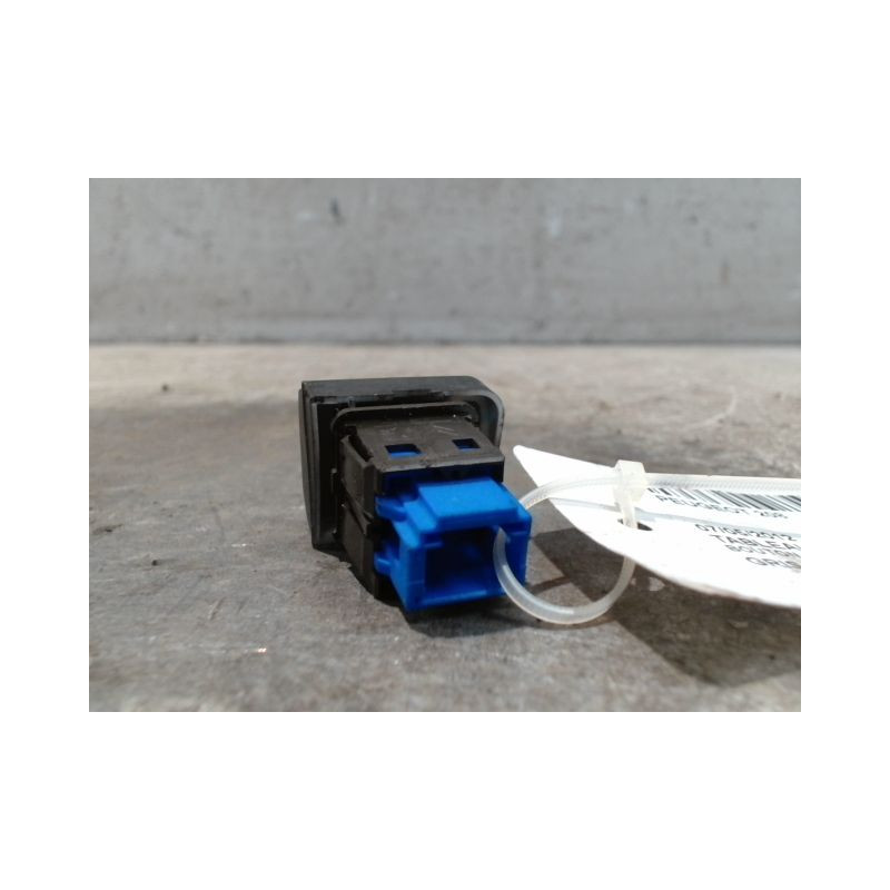 BOUTON DE WARNING PEUGEOT 208