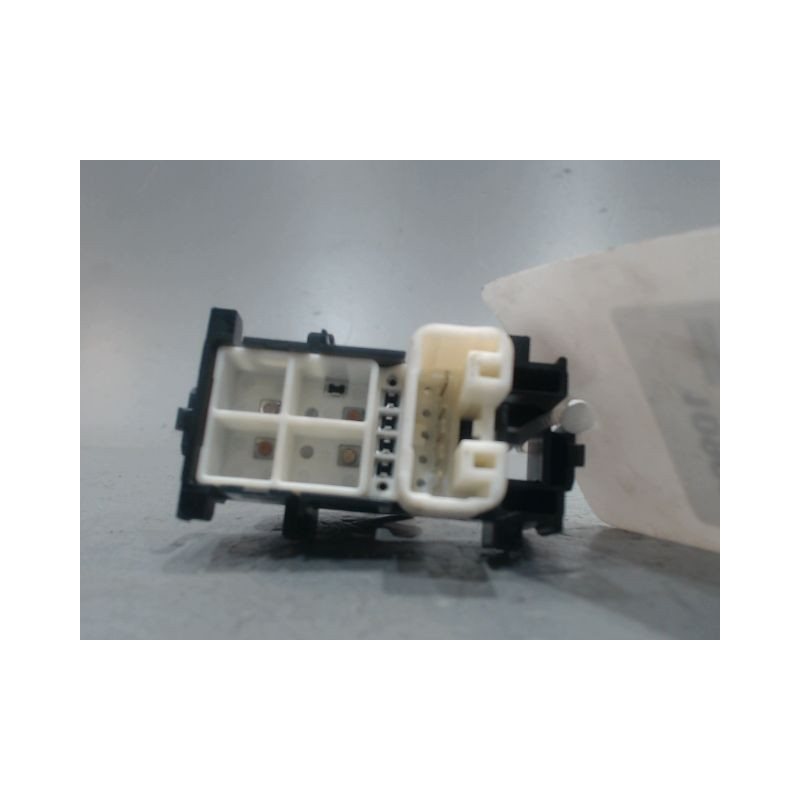 COMMANDE LEVE-GLACE PORTE AVD PEUGEOT 108