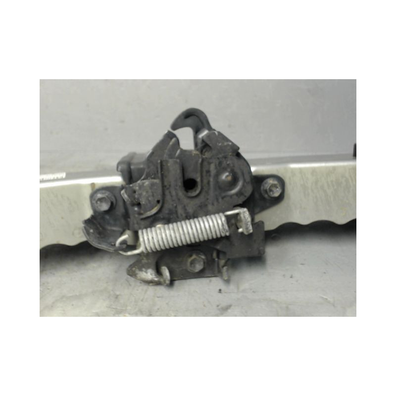 TRAVERSE SUPERIEURE ARMATURE AVANT TOYOTA AURIS