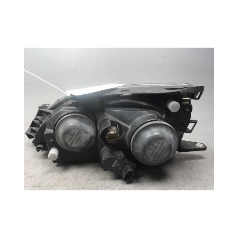 PHARE DROIT TOYOTA AVENSIS