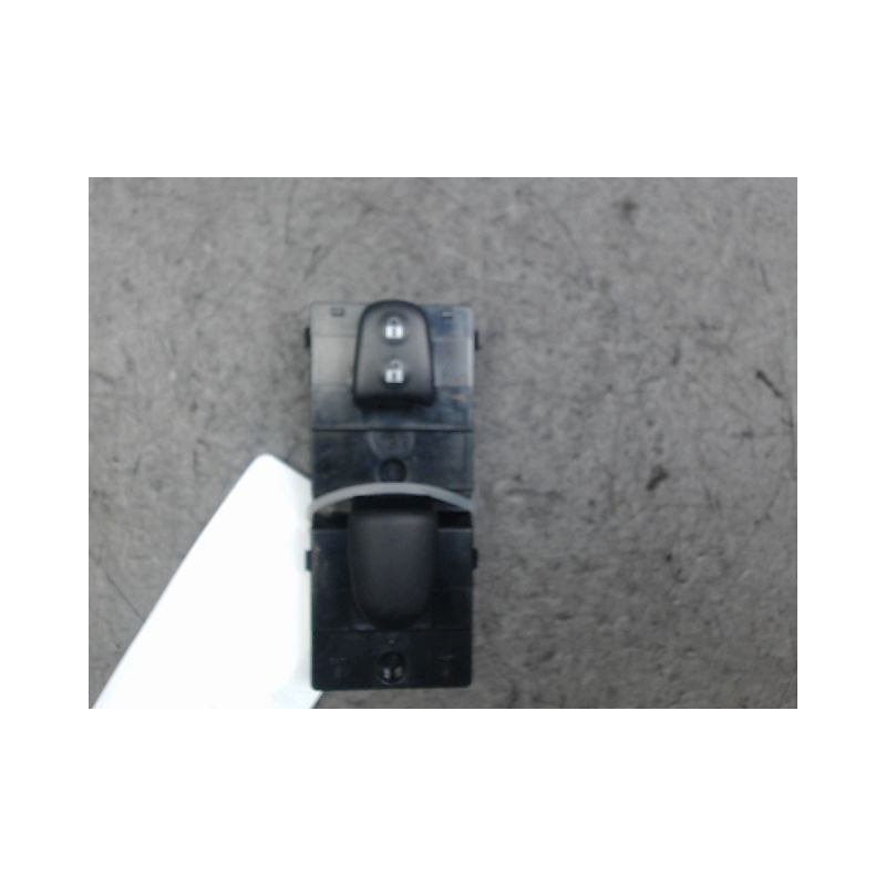 COMMANDE LEVE-GLACE PORTE AVD NISSAN JUKE