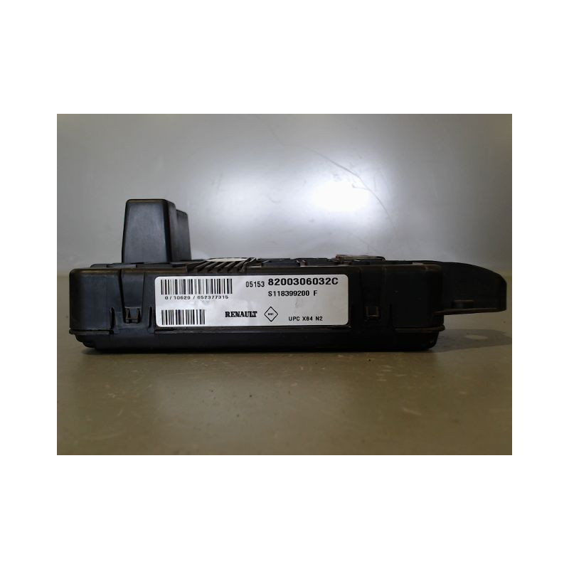 BOITE A FUSIBLES RENAULT MEGANE