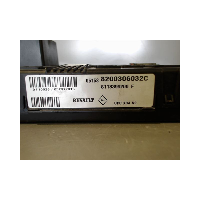 BOITE A FUSIBLES RENAULT MEGANE