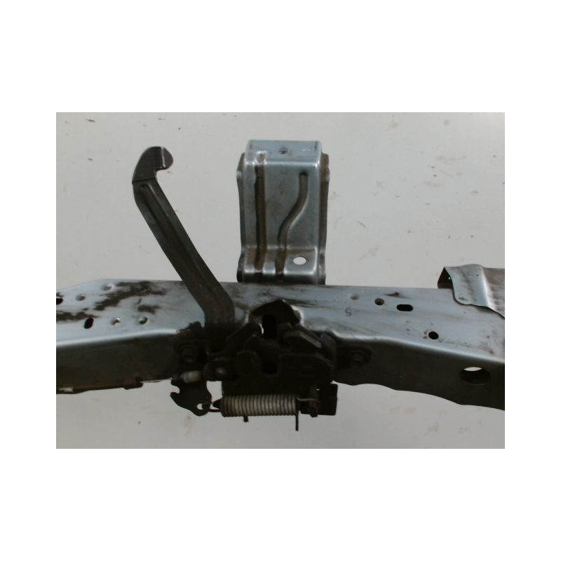 TRAVERSE SUPERIEURE ARMATURE AVANT TOYOTA VERSO