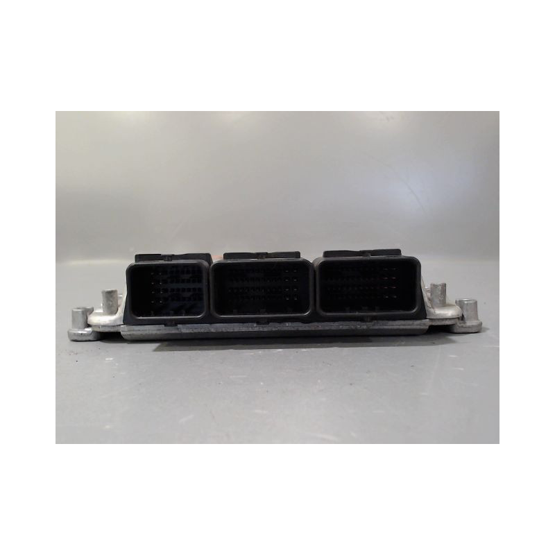 CALCULATEUR MOTEUR RENAULT TRAFIC