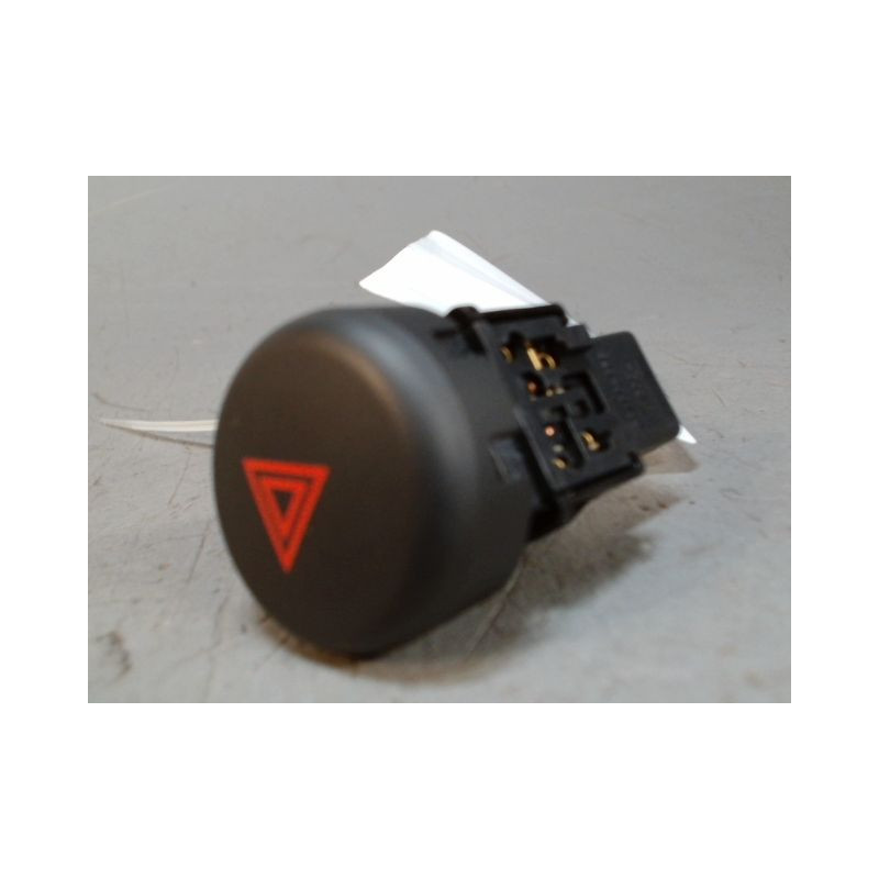 BOUTON DE WARNING NISSAN JUKE