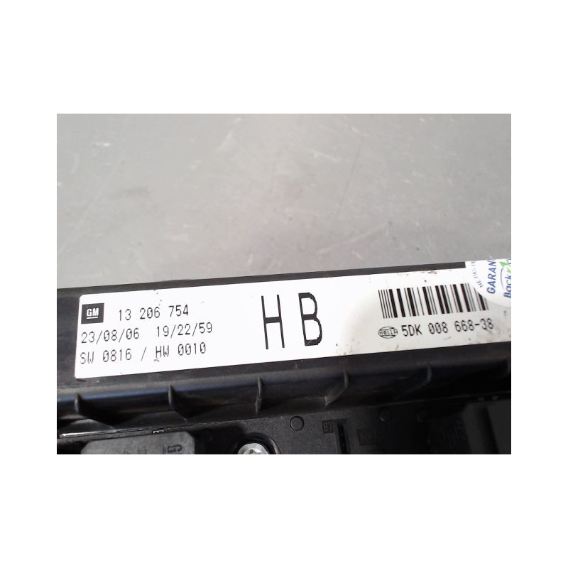 BOITE A FUSIBLES OPEL ASTRA 2004-