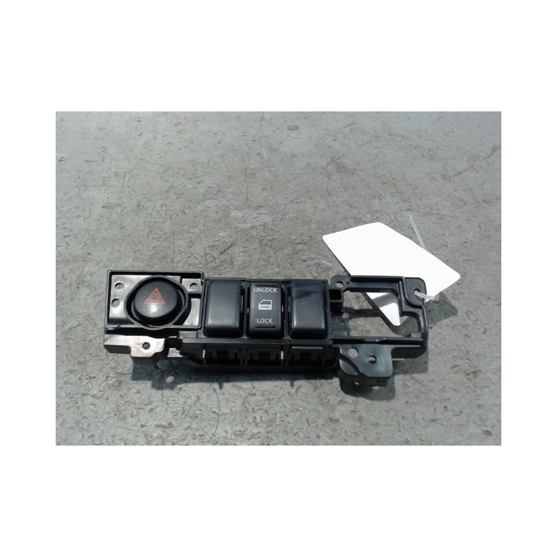 BOUTON DE WARNING NISSAN NV200