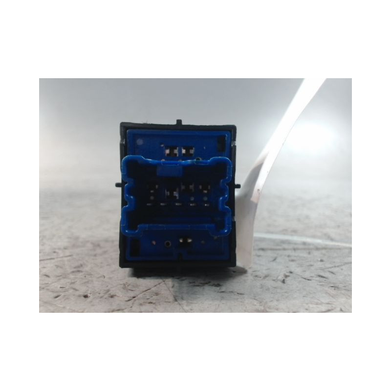 COMMANDE LEVE-GLACE PORTE AVD DACIA SPRING