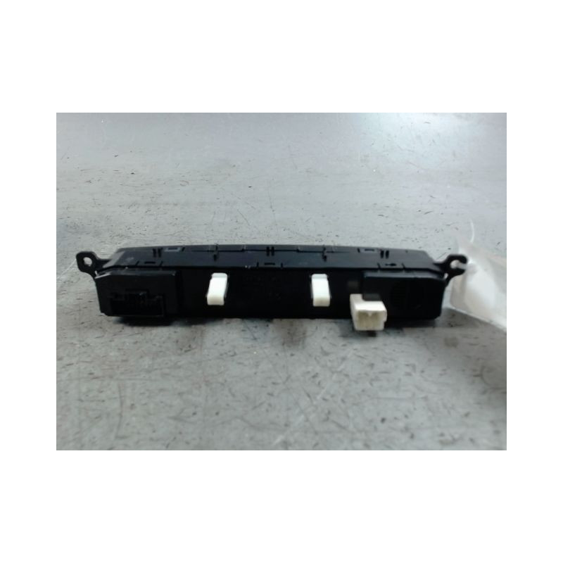 BOUTON DE WARNING HYUNDAI I20