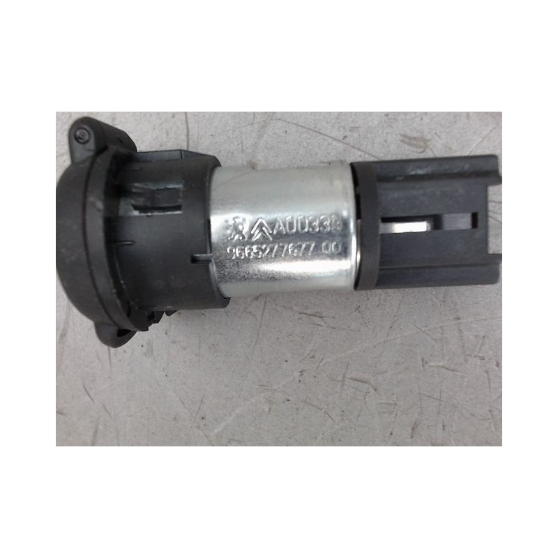 PRISE 12V AV PEUGEOT 208