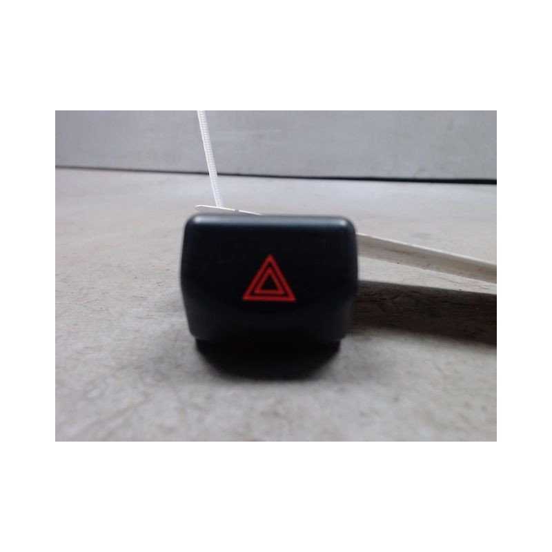 BOUTON DE WARNING NISSAN MICRA