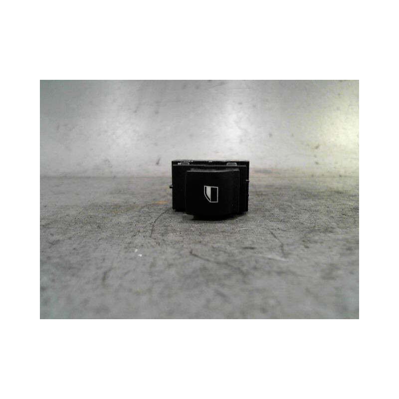 COMMANDE LEVE-GLACE PORTE AVD BMW M140L