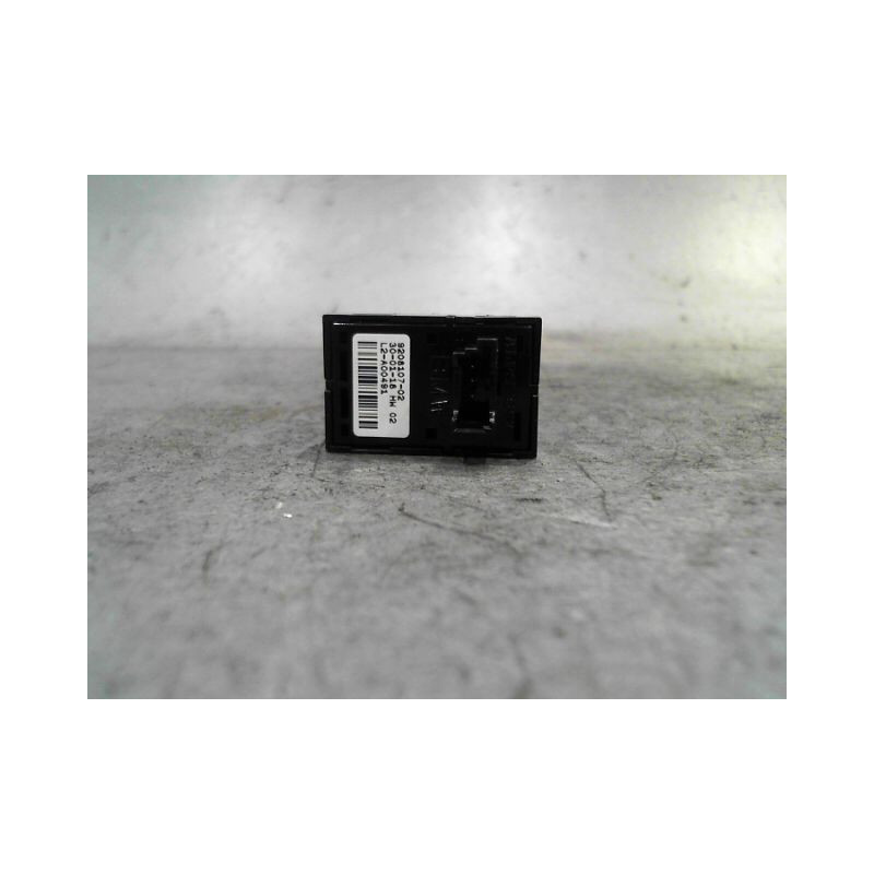 COMMANDE LEVE-GLACE PORTE AVD BMW M140L