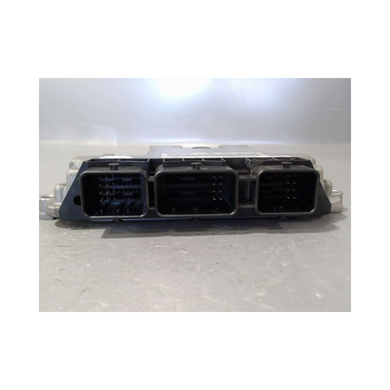 CALCULATEUR MOTEUR RENAULT TRAFIC