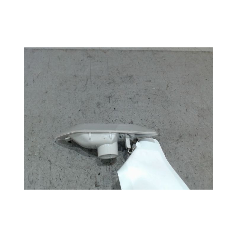 REPETITEUR AILE GAUCHE DACIA JOGGER