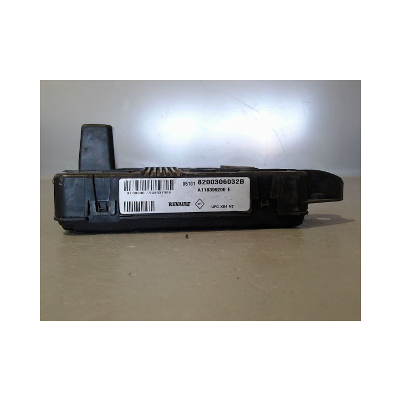 BOITE A FUSIBLES RENAULT MEGANE