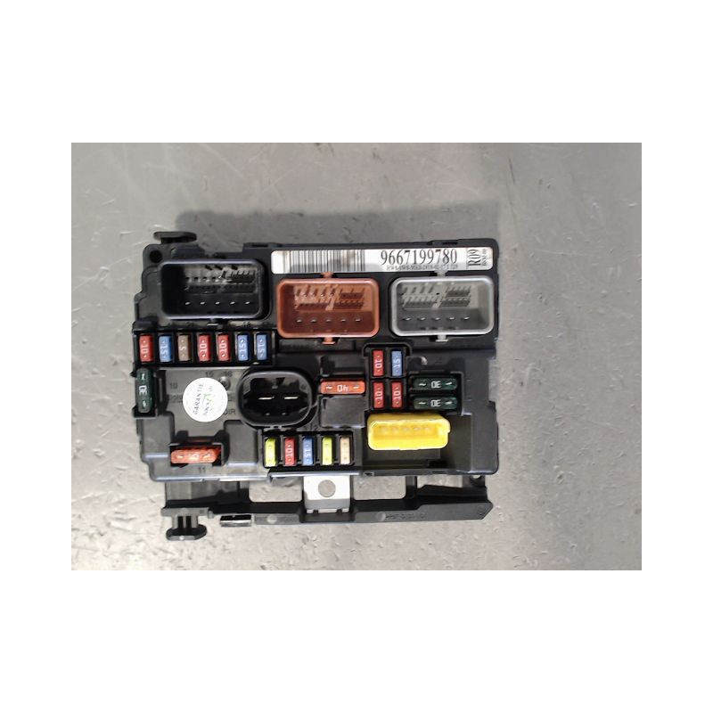 BOITE A FUSIBLES PEUGEOT 207