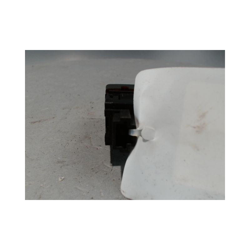 BOUTON DE WARNING NISSAN MICRA 2009-