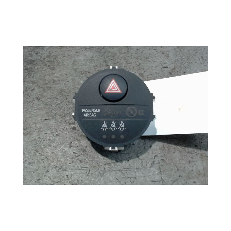BOUTON DE WARNING TOYOTA YARIS