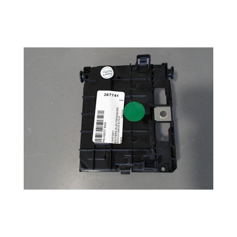 BOITE A FUSIBLES PEUGEOT 5008
