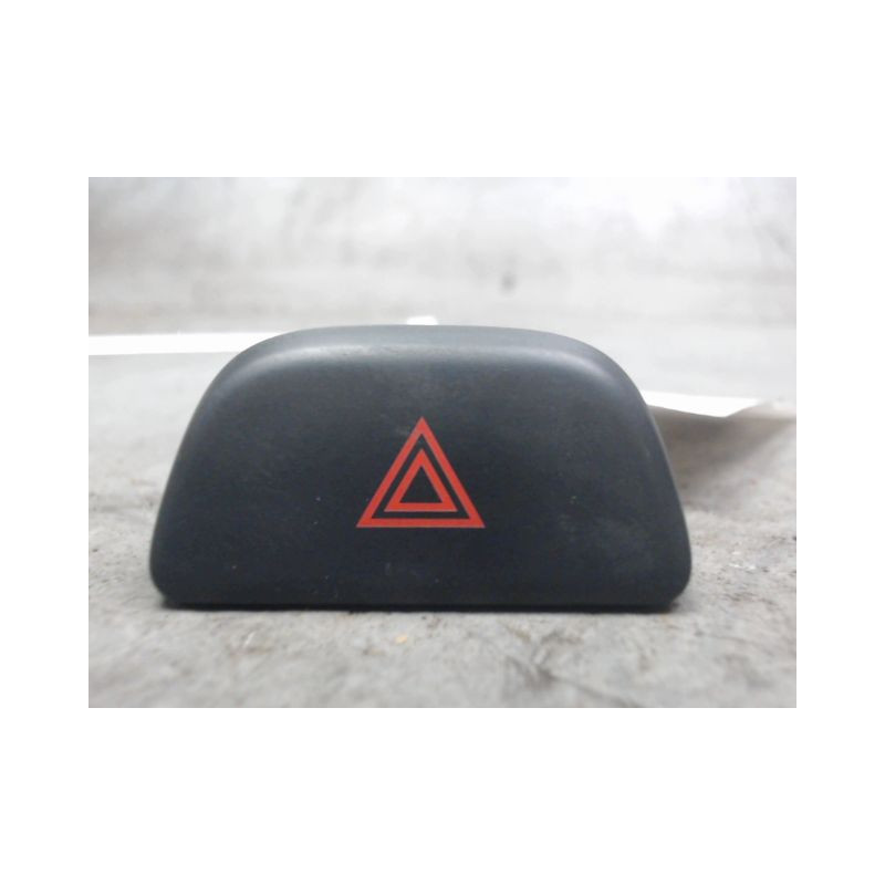 BOUTON DE WARNING NISSAN MICRA