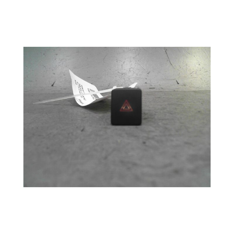 BOUTON DE WARNING NISSAN MICRA