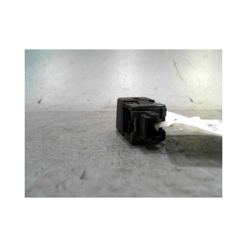 BOUTON DE WARNING NISSAN MICRA