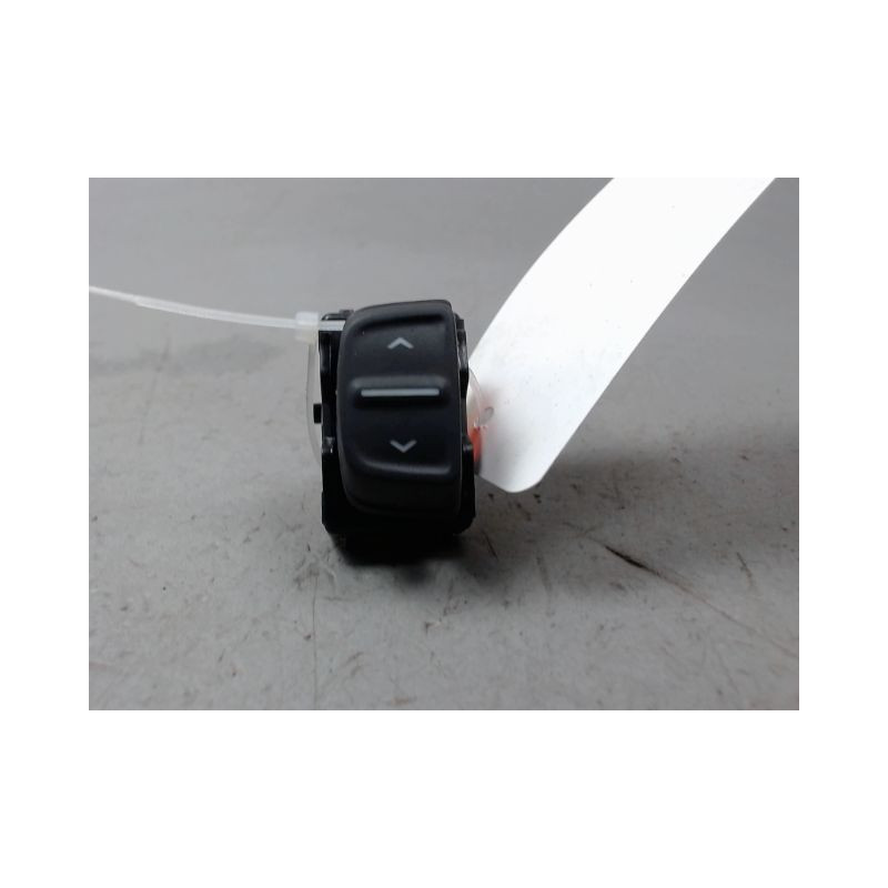 COMMANDE LEVE-GLACE PORTE AVD DACIA SANDERO