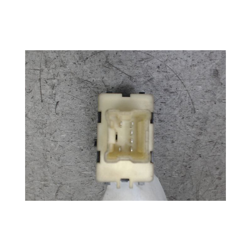 COMMANDE LEVE-GLACE PORTE AVD DACIA SANDERO