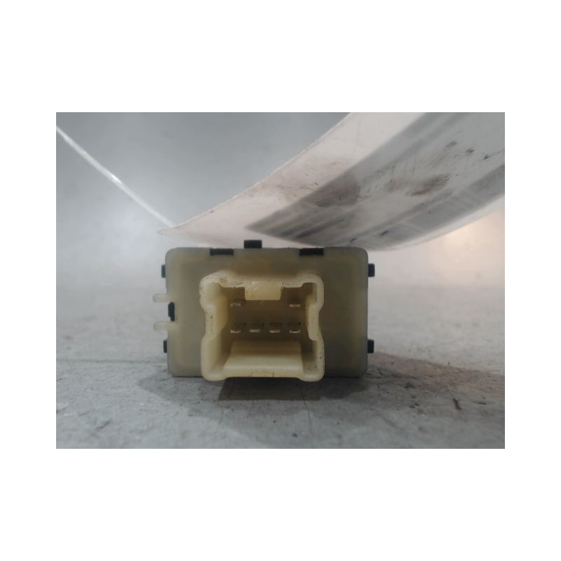 COMMANDE LEVE-GLACE PORTE AVD DACIA SANDERO