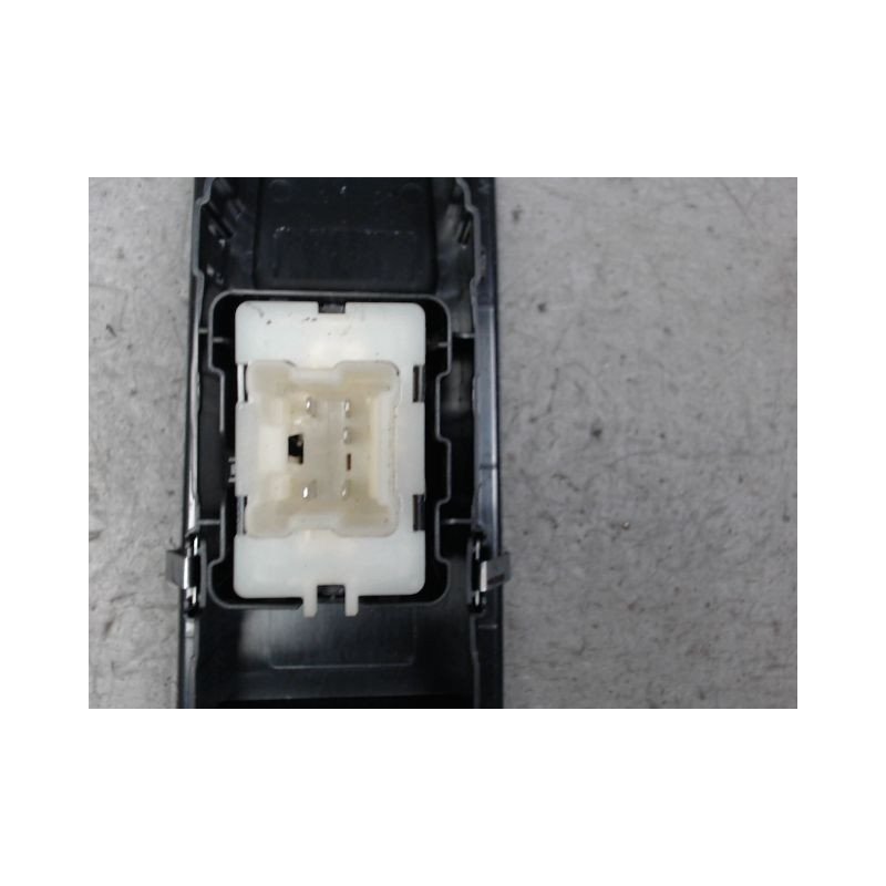 COMMANDE LEVE-GLACE PORTE AVD DACIA SANDERO