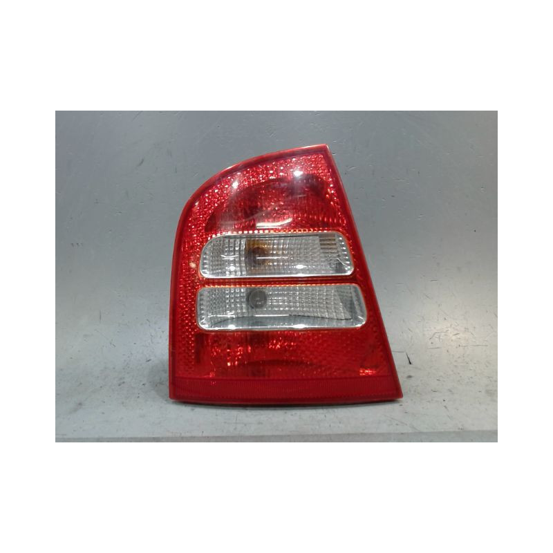 FEU ARRIERE GAUCHE  SKODA OCTAVIA
