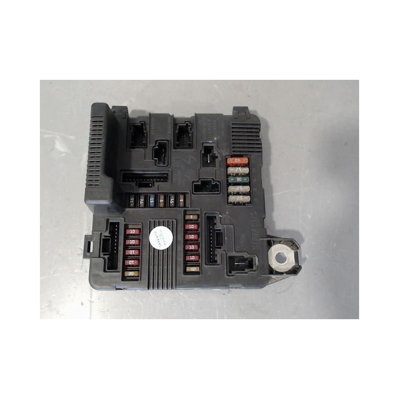 BOITE A FUSIBLES RENAULT MEGANE