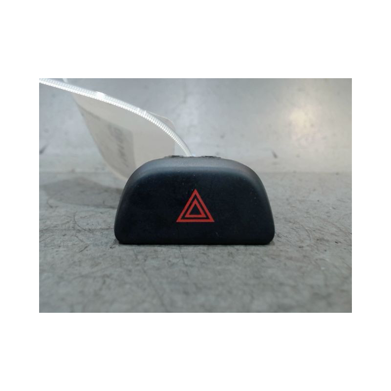 BOUTON DE WARNING NISSAN MICRA