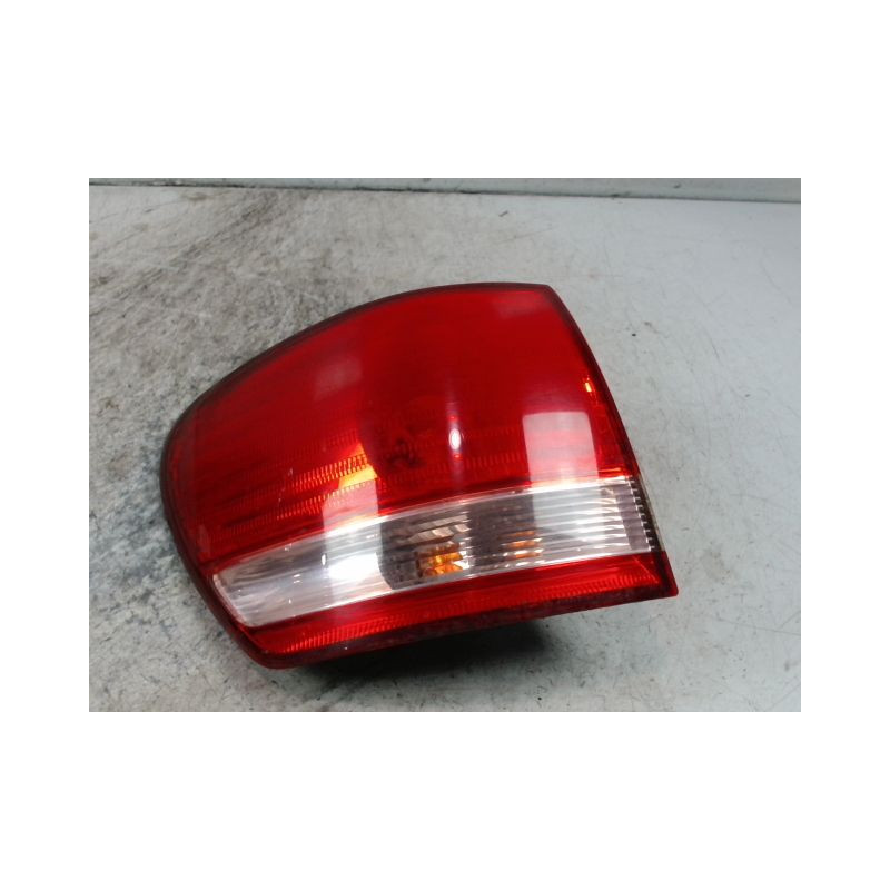 FEU ARRIERE GAUCHE  TOYOTA AVENSIS VERSO 01-03