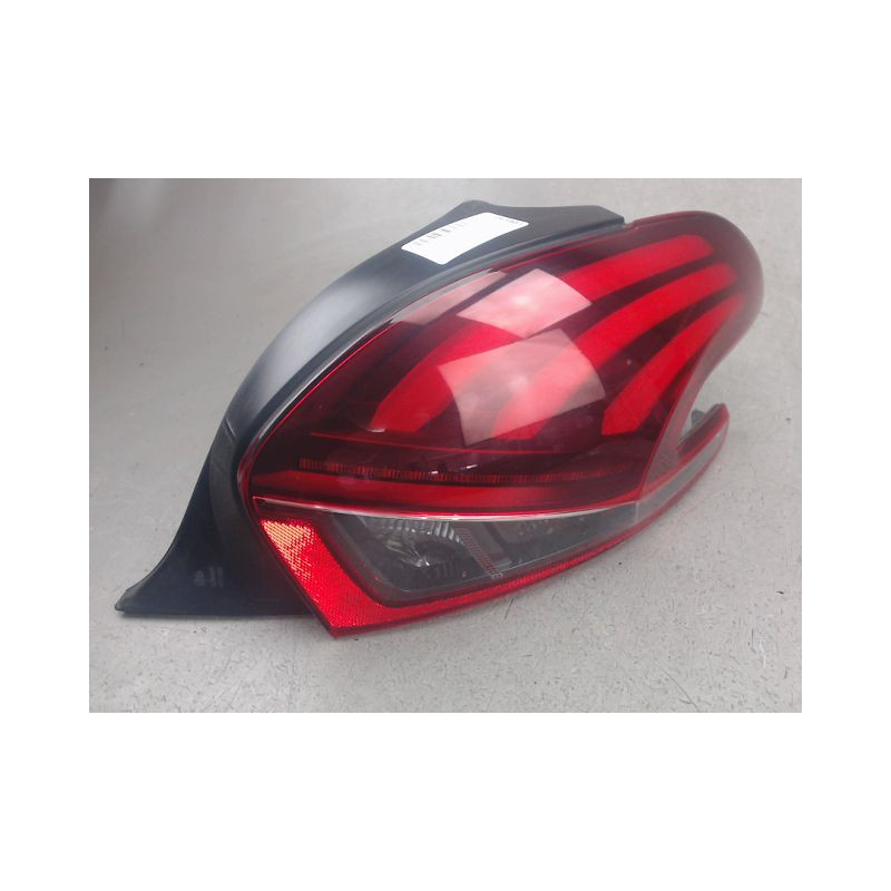 FEU ARRIERE DROIT PEUGEOT 208