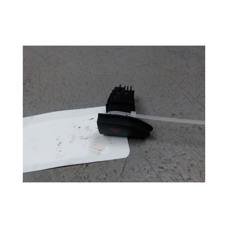 BOUTON DE WARNING RENAULT CAPTUR