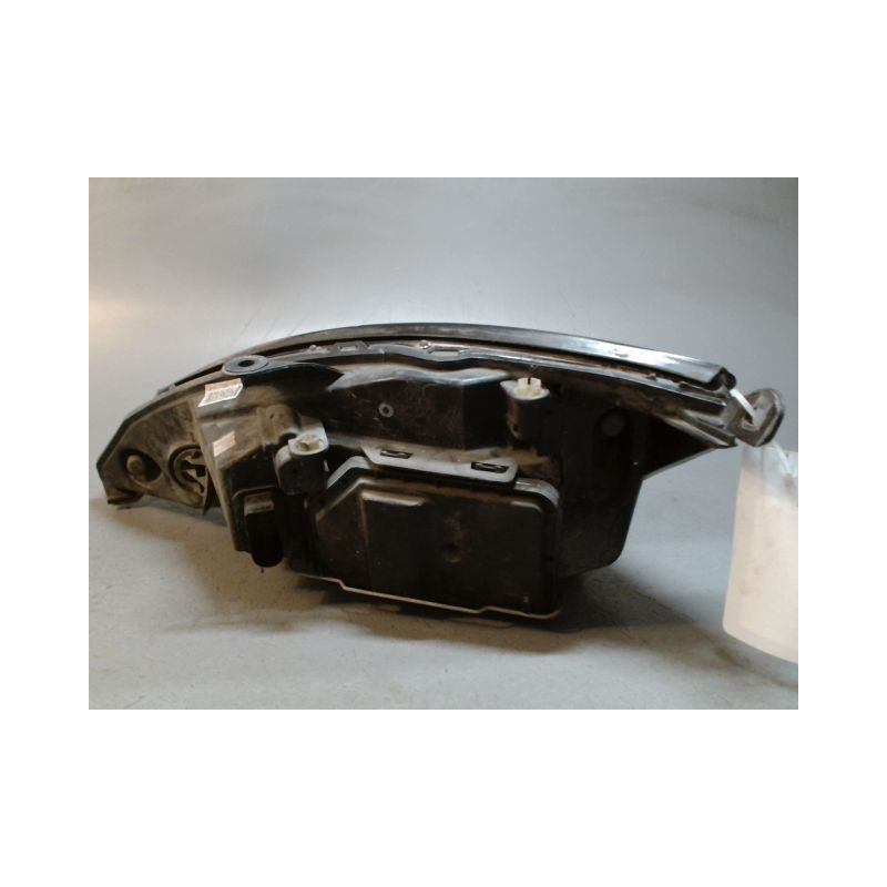 PHARE DROIT FORD FOCUS 98-04