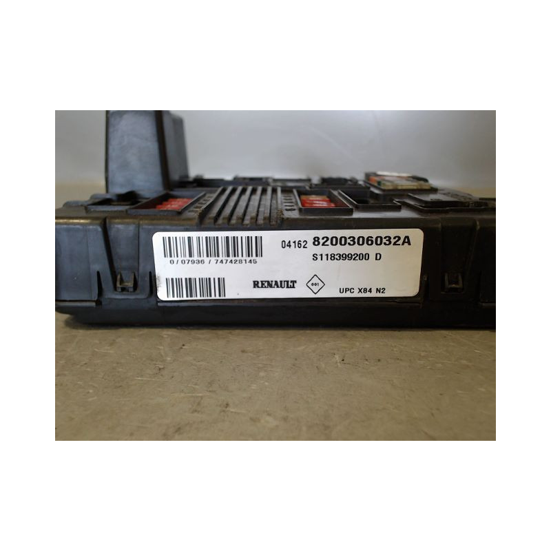 BOITE A FUSIBLES RENAULT MEGANE