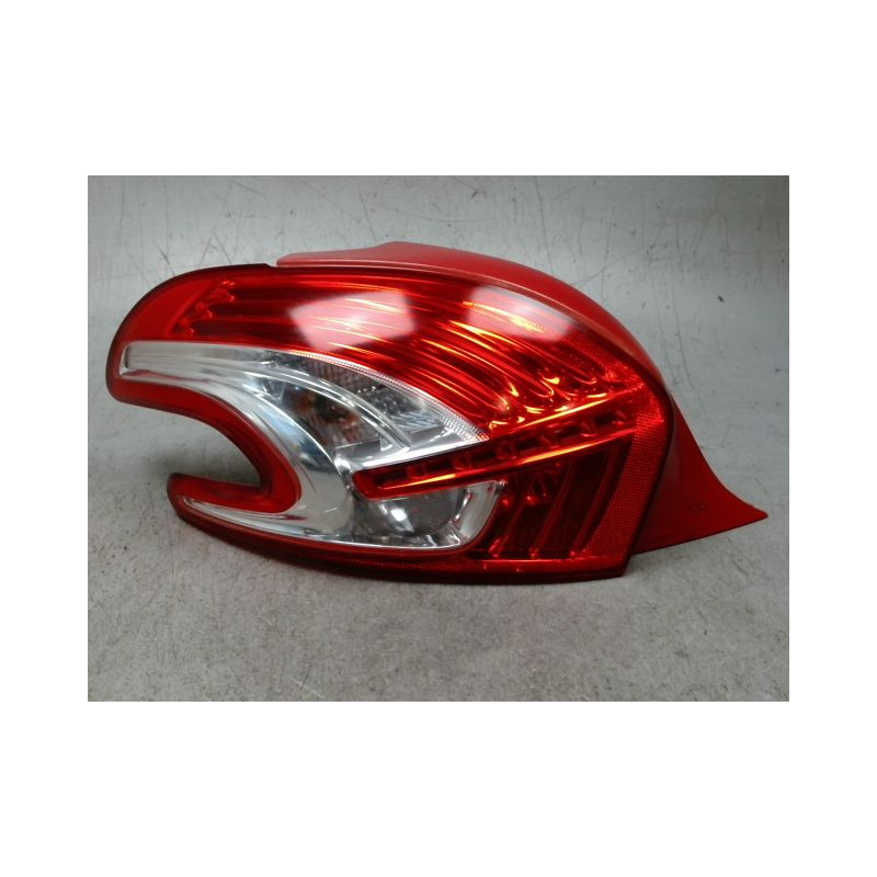 FEU ARRIERE GAUCHE  PEUGEOT 208