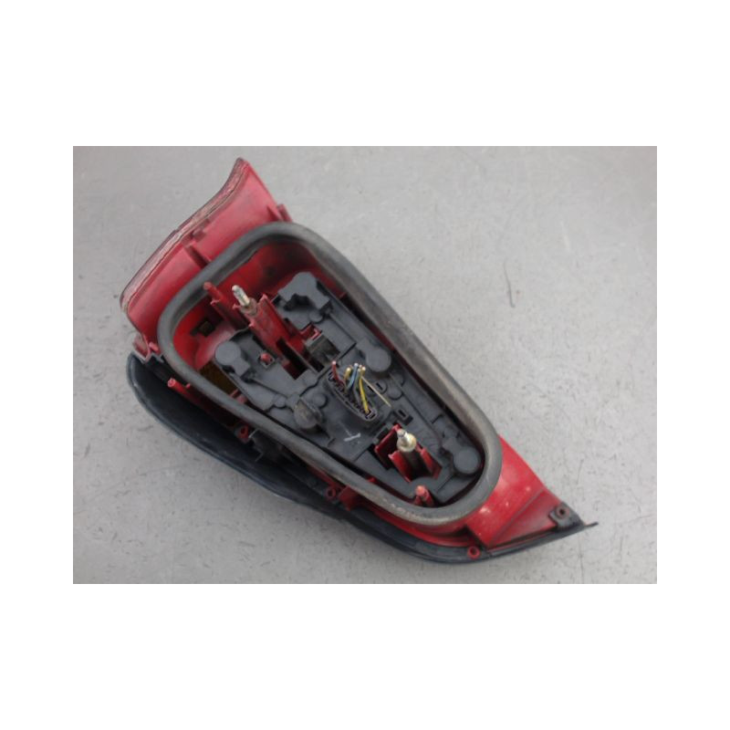 FEU ARRIERE GAUCHE  PEUGEOT 106